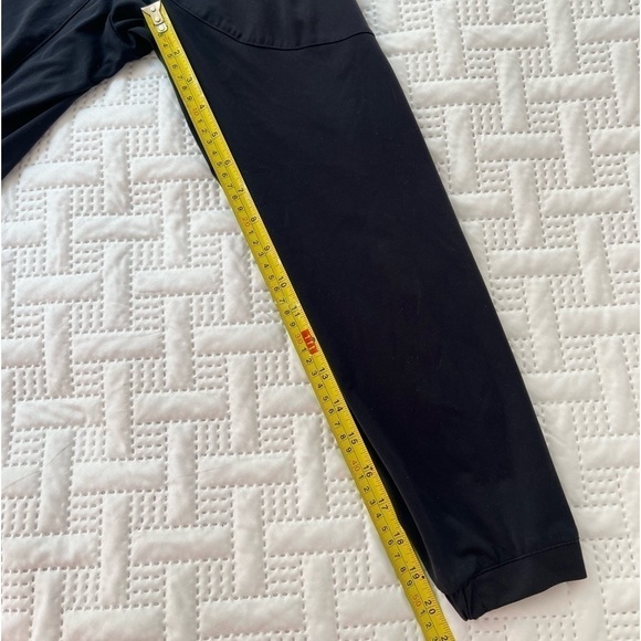 UNDER Armour Adult Medium AllSeasons Polyester Black 1/4 Zip Long Sleeved Jacket - Picture 3 of 8